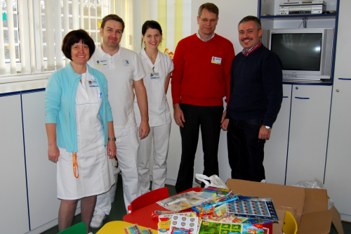 Děti z pardubické nemocnice dostaly dárky od tanečníků