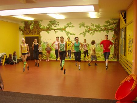 Seminář irských tanců pro začátečníky a mírně pokročilé dýchne na účastníky vánoční atmosférou